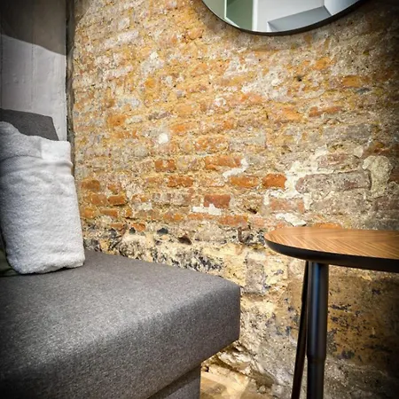 Tom Votre A Apartment *